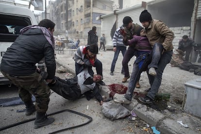 Unos hombres ayudan a transportar el cadáver de un civil muerto tras un ataque con morteros en el barrio de Saif al-Dawlah de Alepo. Seis personas murieron y dieciséis resultaron heridas. Esta imagen forma parte de la serie ganadora del XVII Premio Luis Valtueña de Fotografía Humanitaria Médicos del Mundo. La exposición donde se podrá ver el trabajo del galardonado y los otros tres finalistas se podrá visitar a partir del 21 de enero en el espacio CentroCentro de Madrid.