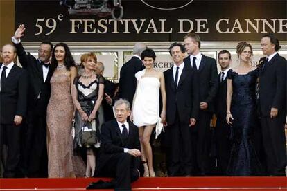 Audrey Tautou, una de las actrices francesas más conocidas del panorama cinematográfico actual, cambia el negro por el blanco y posa en el centro de la foto de familia en la première de la película.