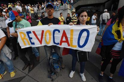 Opositores al presidente de Venezuela, Nicolás Maduro, momentos antes del inicio de la manifestación en Caracas.