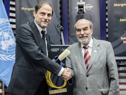 El director adjunto de EL PAÍS, Jan Martínez Ahrens, recoge el premio de la mano del director general de FAO, José Graziano, en Roma. 