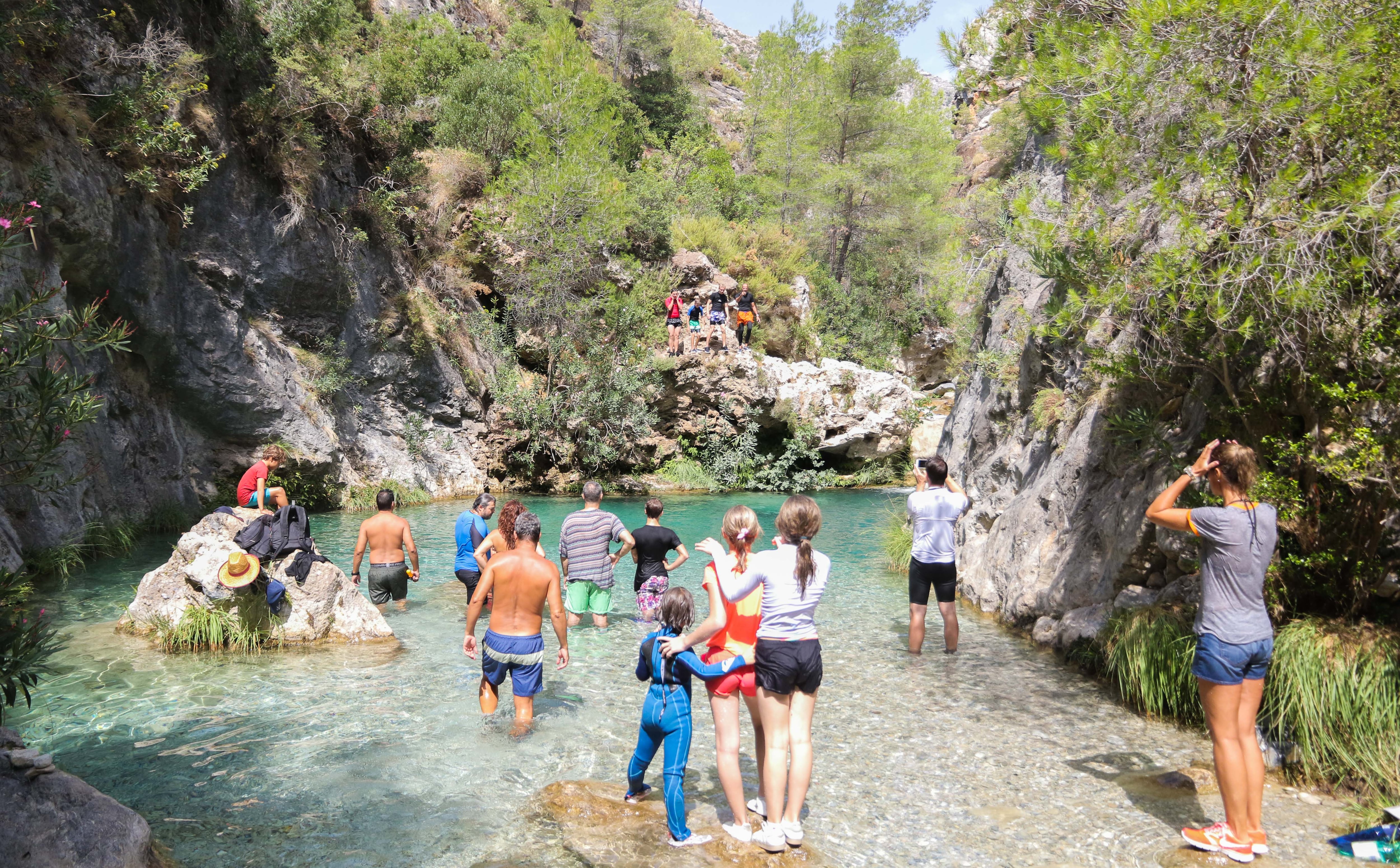 Varios bañistas disfrutan en río Verde (Málaga).