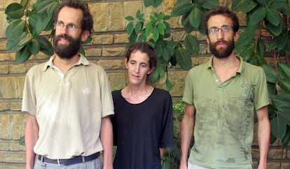 Los reci&eacute;n liberados Tanguy Moulin-Fournier, su esposa, Albane, y su hermano Cyril este viernes en Yaund&eacute;. 