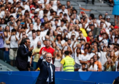 El presidente del Real Madrid, Florentino Pérez, saluda a la afición a su llegada a presentación del delantero francés. 