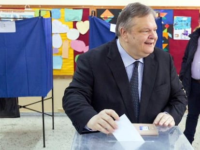 El líder del PASOK, Evànguelos Venizelos, diposita el seu vot.