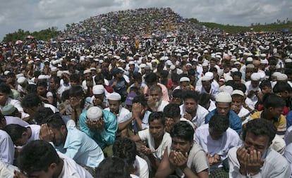 Refugiados rohinyás, en el acto en Bangladés con motivo del segundo aniversario de la campaña de persecución de Myanmar.