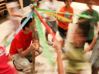 El baile medieval de las cintas, con niños de hoy en día.