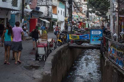 A rua do "valão", na Rocinha.