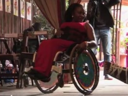 Durante el pasado Día Mundial de la Moda, en Nairobi (Kenia), brilló un desfile de personas con discapacidad. Podemos verlo ahora gracias a los reporteros del African Slum Journal