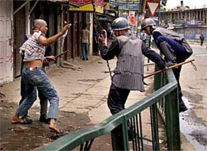 La policía arresta, ayer en Katmandú, a un nepalí que había violado el toque de queda.