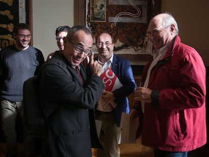 Fachin (i), Coscubiela (c) junto al socialista Iceta, y Rabell (d), en el Parlament.