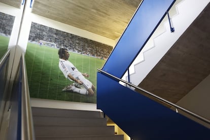 En las escaleras que llevan a la segunda y tercera planta de la residencia de los canteranos hay fotos de jugadores históricos del club. En esta sale Raúl, en la segunda planta, hay otra de Zidane con su chilena en la final de Champions de 2002. 