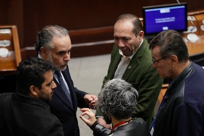 El ministro del Interior, Armando Benedetti, y el ministro de Trabajo, Antonio Sanguino; en la Plenaria del Senado en Bogotá, este viernes.
