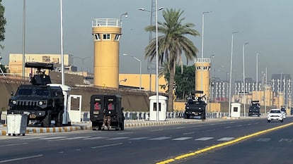 Vehículos armados protegen el exterior de la Embajada estadounidense en Bagdad, este jueves. 