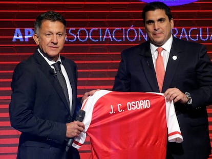 El colombiano Juan Carlos Osorio (izquierda) durante su presentación como seleccionador de Paraguay.  
