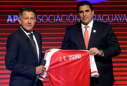 El colombiano Juan Carlos Osorio (izquierda) durante su presentación como seleccionador de Paraguay.  