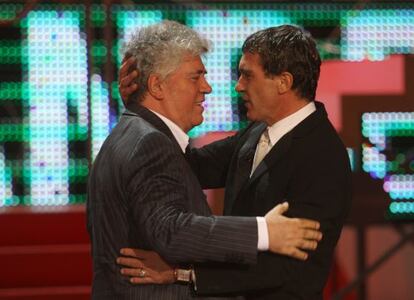 Pedro Almod&oacute;var entrega a Antonio Banderas el premio Donostia en el festival de San Sebasti&aacute;n de 2008.