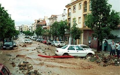 Aspecto de la N-340 a su paso por el centro del Rincón de la Victoria, tras las intensas lluvias.
