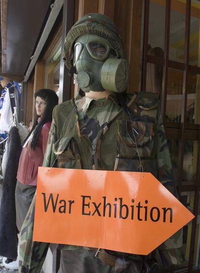 Un cartel indica en el Sarajevo actual el emplazamiento de una exposición dedicada a la guerra.