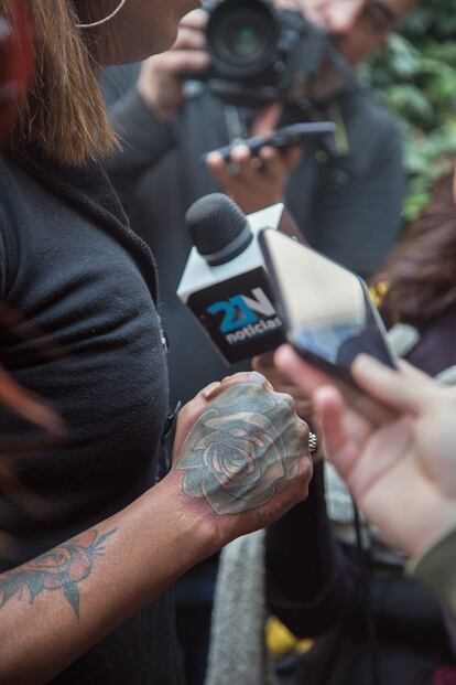 Kenya habla con los medios antes de manifestarse en una de las vías más importantes de la capital para dar visibilidad al gran número de feminicidios en la Ciudad de México.