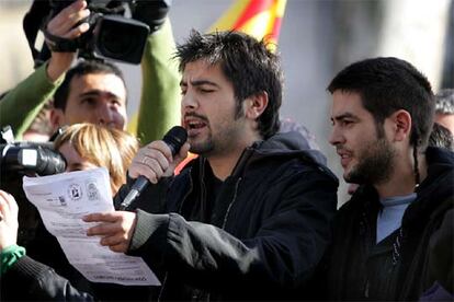 David (izquierda) y José Muñoz, el dúo Estopa, leen un comunicado de apoyo a los trabajadores de Seat.