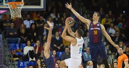 Felipe Reyes lanza ante Claver y Oriola