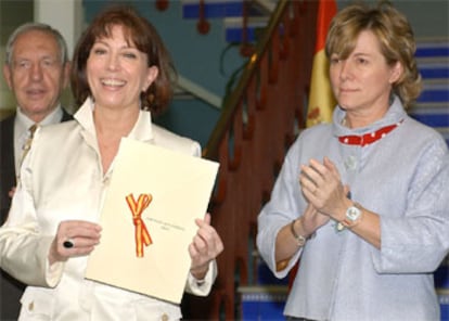 Mercedes Sampietro ha recibido el Premio Nacional de Cine de manos de la ministra Pilar del Castillo.