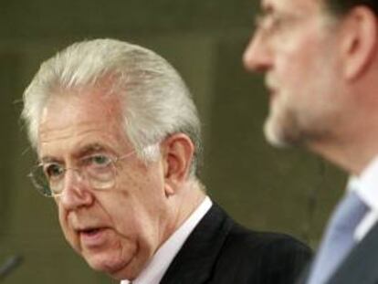 El primer ministro italiano, Mario Monti (izda), junto al presidente del Gobierno español, Mariano Rajoy, durante la rueda de prensa conjunta que ambos ofrecieron al término de la reunión que mantuvieron hoy en el Palacio de la Moncloa.