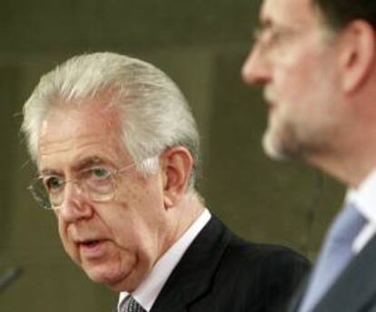 El primer ministro italiano, Mario Monti (izda), junto al presidente del Gobierno español, Mariano Rajoy, durante la rueda de prensa conjunta que ambos ofrecieron al término de la reunión que mantuvieron hoy en el Palacio de la Moncloa.