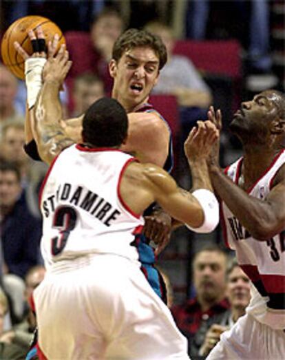 Gasol choca contra la defensa de Stoudamire y Davis.