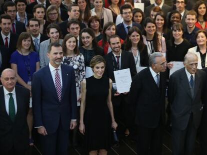 Los Reyes, entre el ministro del Interior, Jorge Fernández Díaz y el presidente de Caixabank, Isidro Fainé, junto a los premiados.