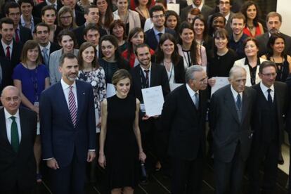 Los Reyes, entre el ministro del Interior, Jorge Fernández Díaz y el presidente de Caixabank, Isidro Fainé, junto a los premiados.