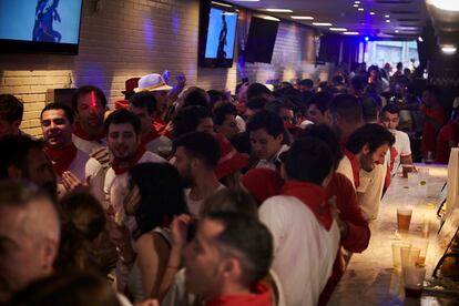 Decenas de personas en un bar del casco viejo de Pamplona durante el primer día de San Fermín 2022.