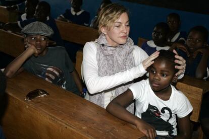 Madonna y sus dos hijos adoptados en Malaui, David Banda y Mercy James, el pasado 2 de abril en el pa&iacute;s africano.
