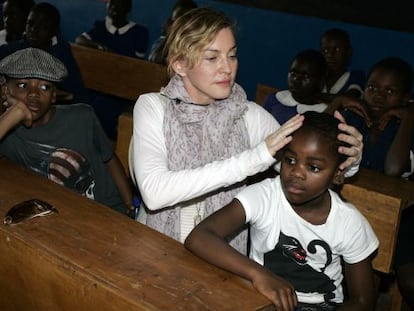 Madonna y sus dos hijos adoptados en Malaui, David Banda y Mercy James, el pasado 2 de abril en el pa&iacute;s africano.