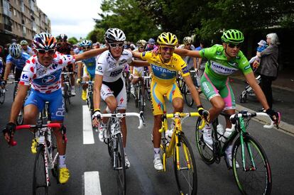 Alberto Contador con el italiano Alessandro Petacchi, del equipo Lampre; el francés Anthony Charteau, del equipo Bouygues Telecomy; y el ciclista luxemburgués Andy Schleck, del Saxo Bank