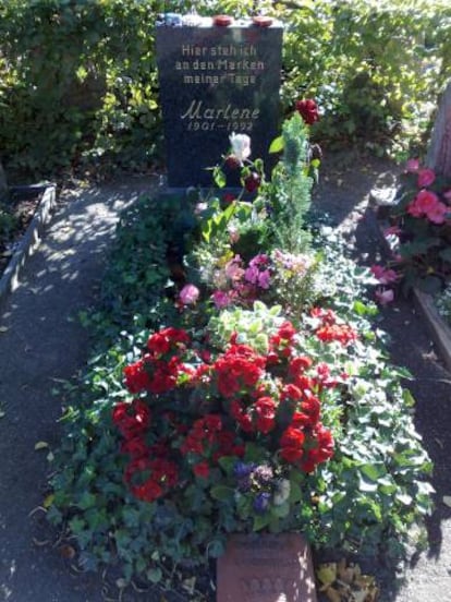 Marlene Dietrich, actriz que protagonizó la primera película sonora europea, 'El ángel azul', está enterrada en Berlín en una tumba tan plagada de vegetación que poco tiene que envidiar a cualquier jardín botánico.