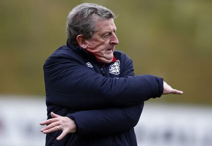 El seleccionador de Inglaterra, Roy Hodgson, calienta durante la sesión de entrenamiento en el St George's Park de Burton, Inglaterra.