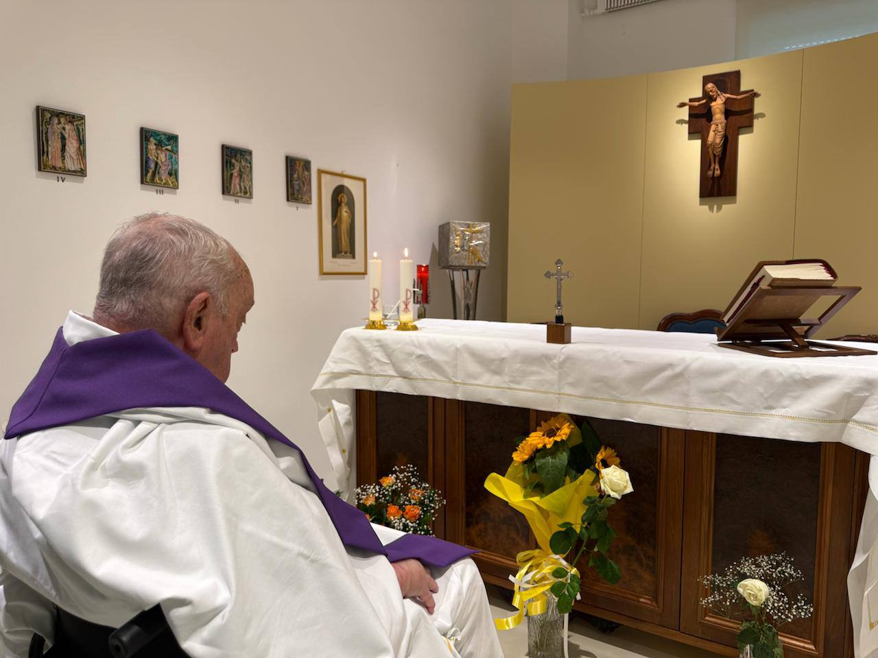 El Vaticano difunde la primera foto del papa Francisco, de espaldas, tras un mes en el hospital 