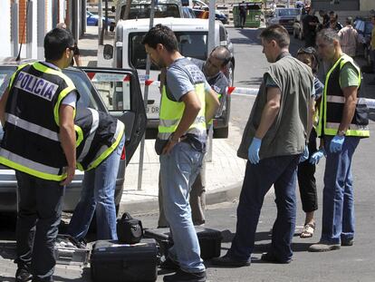 Varios policías examinan ayer el lugar en el que se produjo el tiroteo.