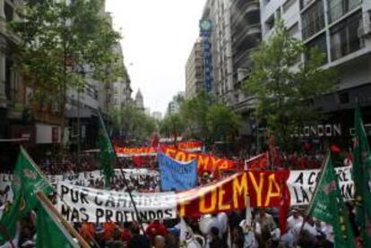 Miles de uruguayos participan en un paro general parcial y una marcha organizada por la central sindical de Uruguay, PIT-CNT, en el Centro de Montevideo, para reclamra una profundización de los cambios sociales del oficialismo de izquierdas, en el poder desde 2005.