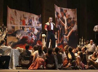 Erwin Schrott, como Escamillo, durante la representación de la <i>Carmen </i>que ha inaugurado la temporada de La Scala.