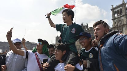 Aficionados mexicanos en el Zócalo.