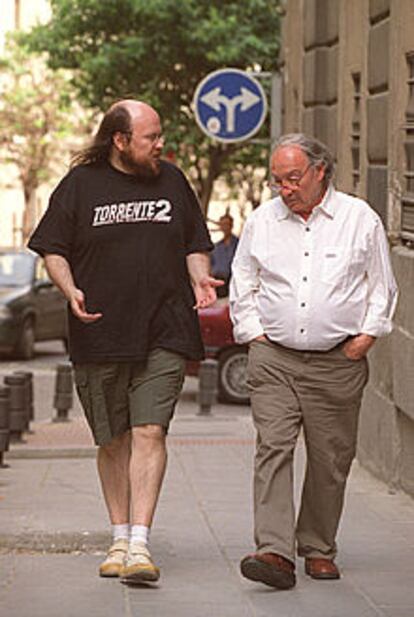 Santiago Segura (izda.) y Tito Fernndez, paseando por Madrid, el pasado da 1.