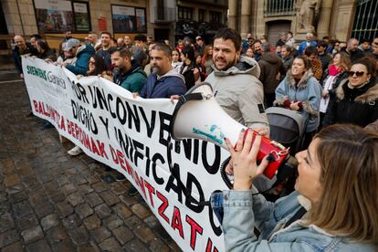 Trabajadores de Siemens Gamesa de Arazuri el pasado domingo en la Plaza del Ayuntamiento de Pamplona para pedir un convenio que les unifique con el resto de centros de Navarra.