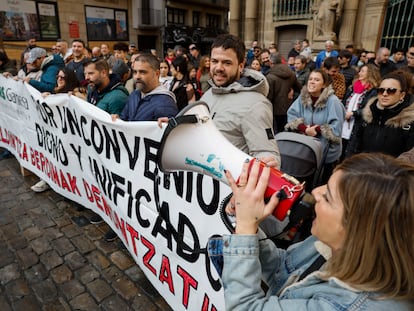 Trabajadores de Siemens Gamesa de Arazuri el pasado domingo en la Plaza del Ayuntamiento de Pamplona para pedir un convenio que les unifique con el resto de centros de Navarra.