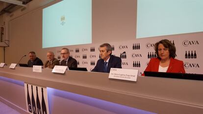 El presidente del Consejo Regulador del Cava, Pere Bonet (centro), ayer junto al resto de miembros de la entidad.