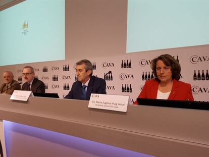 El presidente del Consejo Regulador del Cava, Pere Bonet (centro), ayer junto al resto de miembros de la entidad.