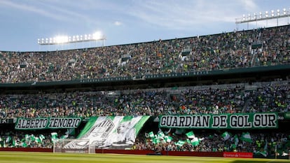 El nuevo Gol Sur homenajea a Alberto Tenorio, empleado del club.