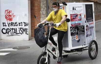 Un repartidor, este sábado en Terrasa.