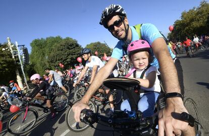 Padre e hija comparten bicicleta durante la marcha, donde estaban previstos 10.000 participantes.